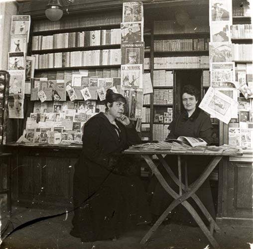 Quiosco de prensa en la estación de Delicias 1920